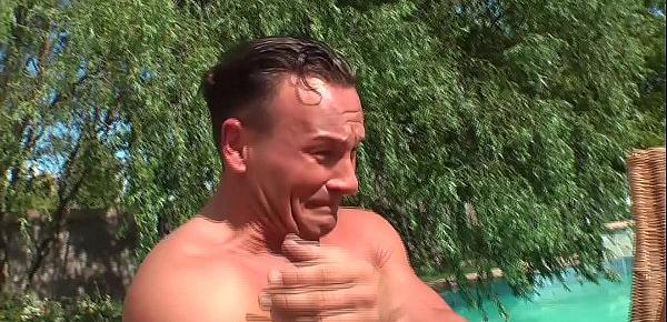 Titus auf Tour - Geile Schlampe am Pool gefickt